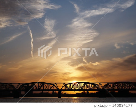 オレンジ色の夕焼けと荒川鉄橋のシルエット オレンジ色の夕焼けと荒川鉄橋のシルエット 140054177