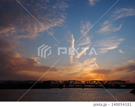 オレンジ色の夕焼けと荒川鉄橋のシルエット オレンジ色の夕焼けと荒川鉄橋のシルエット 140054181