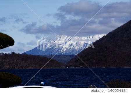北海道の洞爺湖から望む羊蹄山の雪化粧、雲かかる山頂、4月の春の道南観光絶景 北海道の洞爺湖から望む羊蹄山の雪化粧、雲かかる山頂、4月の春の道南観光絶景 140054184