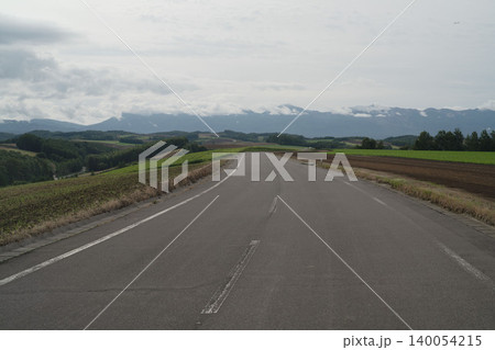 北海道の美瑛の広いドライブ道路と十勝岳連峰、9月の初秋田園、開放感あふれるパノラマ 北海道の美瑛の広いドライブ道路と十勝岳連峰、9月の初秋田園、開放感あふれるパノラマ 140054215