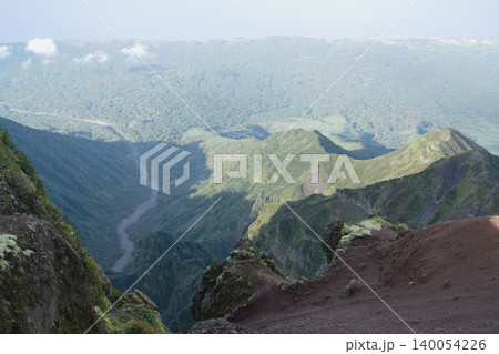 北海道の利尻山山頂から望むカルデラ地形と緑の山肌、9月の初秋の登山絶景、ローモワイ沢 140054226