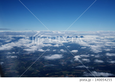 北海道上空から望む雲海と山並み、青空のパノラマ、8月の真夏の空撮鳥瞰絶景 140054255
