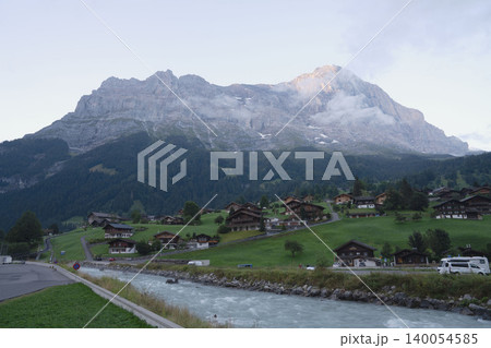 スイスのグリンデルワルト村とアイガー北壁、川と街並み、8月の真夏のスイス夕景絶景 140054585