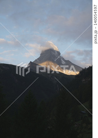 スイスのツェルマット周辺の高原と山並み、緑のハイキング道、8月の真夏のスイス絶景 スイスのツェルマット周辺の高原と山並み、緑のハイキング道、8月の真夏のスイス絶景 140054597
