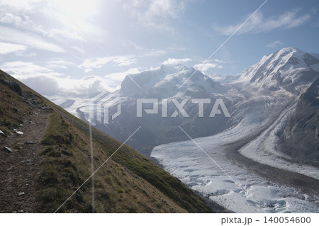 スイスのツェルマット周辺のアルプスの草原と山並み、8月の真夏のスイス高原パノラマ絶景 140054600