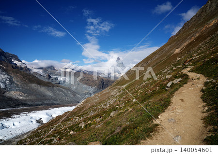 スイスのツェルマット周辺のアルプス山岳と氷河、8月の真夏のスイス山岳絶景パノラマ スイスのツェルマット周辺のアルプス山岳と氷河、8月の真夏のスイス山岳絶景パノラマ 140054601
