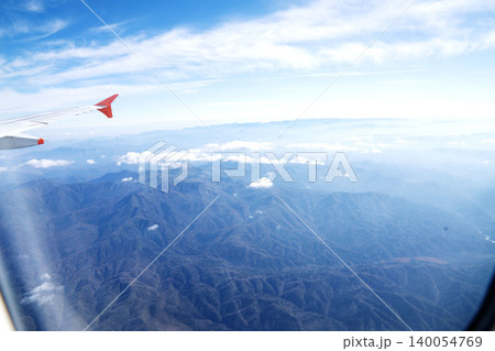 機内から望む晩秋の山岳と紅葉、田園地帯のパノラマ、10月の晩秋の空撮絶景 140054769