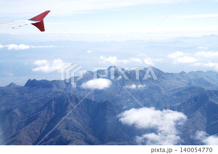 機内から望む晩秋の山岳と湖、紅葉のパノラマ、10月の晩秋の空撮絶景 機内から望む晩秋の山岳と湖、紅葉のパノラマ、10月の晩秋の空撮絶景 140054770