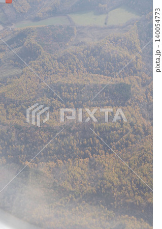 機内から望む晩秋の山岳と雲海、紅葉と田園、10月の晩秋の空撮パノラマ絶景 機内から望む晩秋の山岳と雲海、紅葉と田園、10月の晩秋の空撮パノラマ絶景 140054773