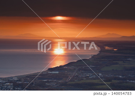 北海道道東の海岸線と冬の夕陽の反射、ドラマチックなオレンジ空、12月の初冬絶景 北海道道東の海岸線と冬の夕陽の反射、ドラマチックなオレンジ空、12月の初冬絶景 140054783