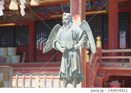 春の陽光が照らす高尾山薬王院、威風堂々たる天狗像 140054822