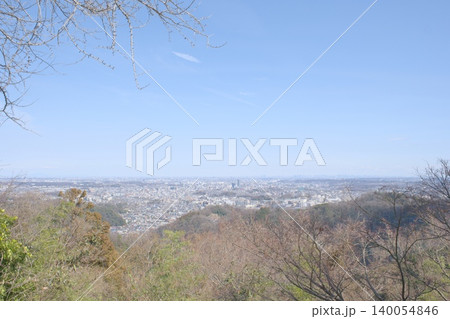 早春の高尾山から見渡すパノラマ：希望広がる青い空と街 140054846