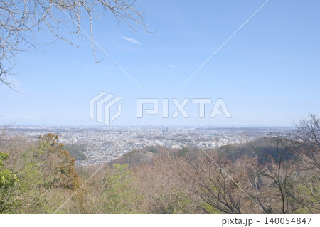 春の陽光に輝く高尾山からの広大な都市絶景 140054847