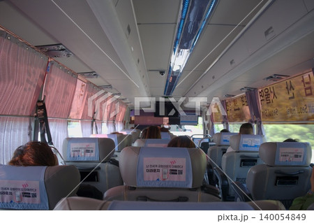 穏やかな五月:韓国バスの車内、旅路を彩る光と時間 穏やかな五月:韓国バスの車内、旅路を彩る光と時間 140054849