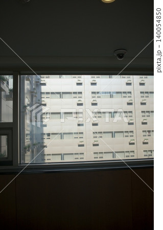 窓越しに広がるソウルの都市景観、モダン建築と光の反射 窓越しに広がるソウルの都市景観、モダン建築と光の反射 140054850