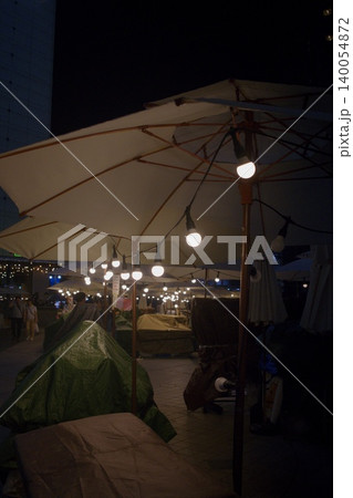 温かな光灯る夜のパラソル、ソウルのノスタルジックな夜市 温かな光灯る夜のパラソル、ソウルのノスタルジックな夜市 140054872