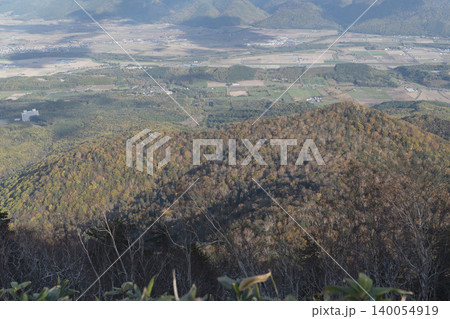 北海道の大雪山系の晩秋の樹林と山並み、10月の晩秋の登山絶景パノラマ 北海道の大雪山系の晩秋の樹林と山並み、10月の晩秋の登山絶景パノラマ 140054919