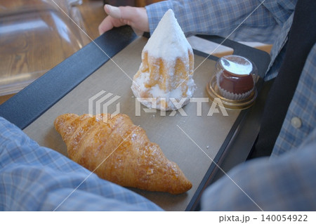 韓国のトレンドカフェで楽しむ、焼き立てパンと甘い幸せ 140054922