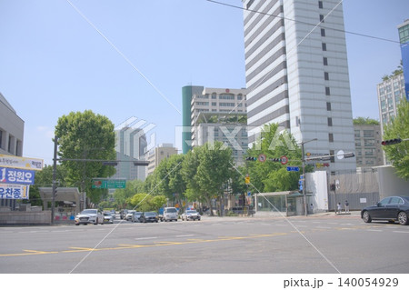 新緑まぶしい5月のソウル、清々しい都会の交差点 新緑まぶしい5月のソウル、清々しい都会の交差点 140054929