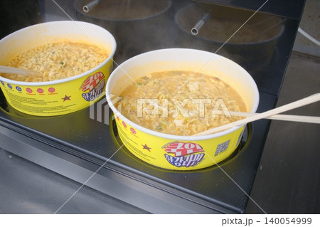 湯気立つ韓国カップ麺の誘惑！ソウル旅で味わう至福の味 140054999