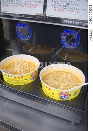 ソウルの街角で味わう、熱々で美味しそうな韓国コンビニラーメン ソウルの街角で味わう、熱々で美味しそうな韓国コンビニラーメン 140055001