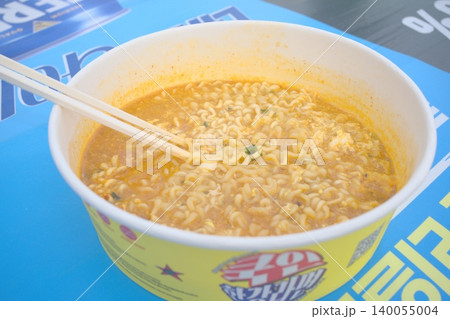 爽やかな風を感じるソウル漢江で味わうピリ辛韓国ラーメン 爽やかな風を感じるソウル漢江で味わうピリ辛韓国ラーメン 140055004