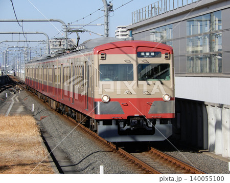西武多摩川線武蔵境駅に到着する旧塗装の電車 140055100