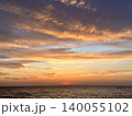 沖縄　ビーチの夕暮れ 140055102