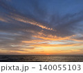 沖縄　ビーチの夕暮れ 140055103