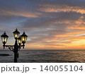 沖縄　ビーチの夕暮れ　街灯 140055104