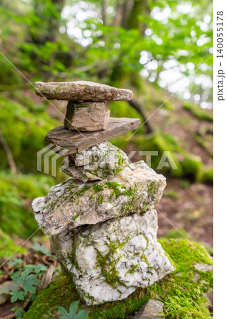 四国・石鎚山系の登山道に佇む苔むしたケルン(平家平・冠山・ちち山)※作品コメント欄に撮影位置 四国・石鎚山系の登山道に佇む苔むしたケルン(平家平・冠山・ちち山)※作品コメント欄に撮影位置 140055178