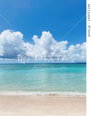 南国の透明な海と白い砂浜 青空と入道雲の美しいビーチ風景 南国の透明な海と白い砂浜 青空と入道雲の美しいビーチ風景 140055194