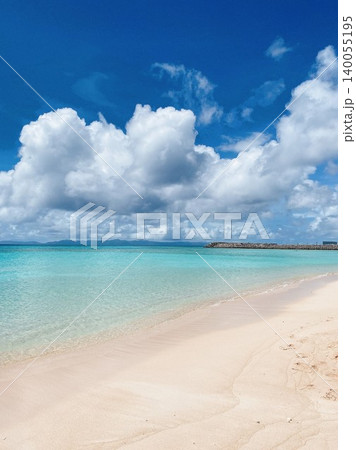 南国の透明な海と白い砂浜 青空と入道雲の美しいビーチ風景 140055195