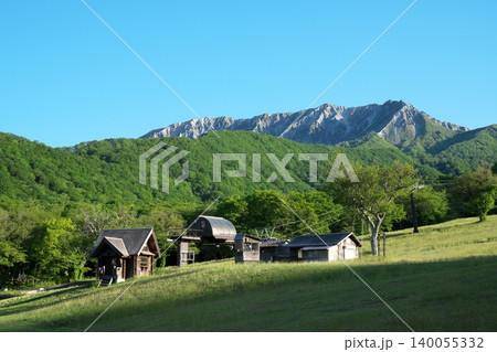 新緑がきれいな春の伯耆大山南壁と奥大山スキー場 140055332