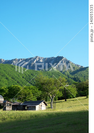 新緑がきれいな春の伯耆大山南壁と奥大山スキー場 新緑がきれいな春の伯耆大山南壁と奥大山スキー場 140055335