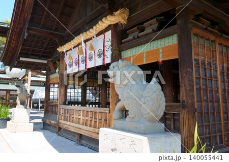 国府宮神社　こま犬が置かれている拝殿 140055441