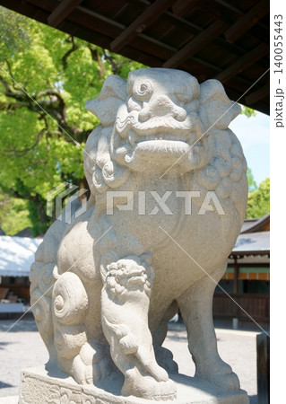 国府宮神社　拝殿前の吽形こま犬 140055443