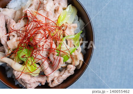 ネギ塩豚丼 糸唐辛子をのせた豚肉ときのこの和風丼の写真 ネギ塩豚丼 糸唐辛子をのせた豚肉ときのこの和風丼の写真 140055462