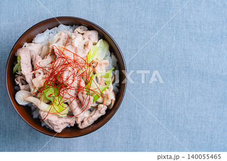 ネギ塩豚丼 糸唐辛子をのせた豚肉ときのこの和風丼の写真 ネギ塩豚丼 糸唐辛子をのせた豚肉ときのこの和風丼の写真 140055465