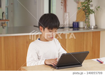 タブレットで学習をする男の子 タブレットで学習をする男の子 140055709