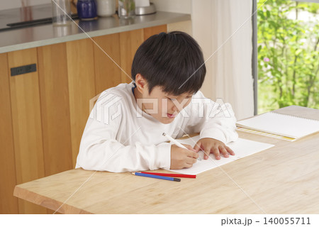 明るいリビングで宿題をする男の子 明るいリビングで宿題をする男の子 140055711
