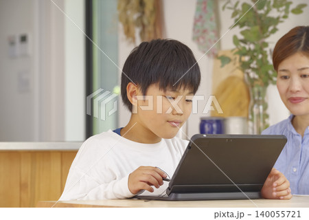 タブレットで学習する男の子と見守る母親 タブレットで学習する男の子と見守る母親 140055721