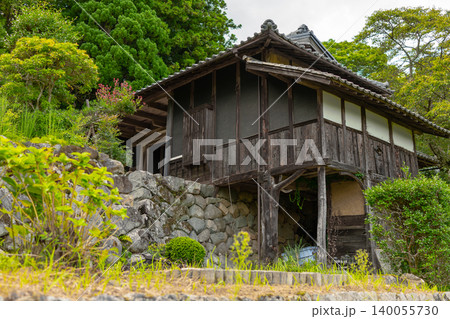 長谷の棚田に佇む日本の伝統的な古民家と石垣の風景(大阪府能勢町)※作品コメント欄に撮影位置 長谷の棚田に佇む日本の伝統的な古民家と石垣の風景(大阪府能勢町)※作品コメント欄に撮影位置 140055730
