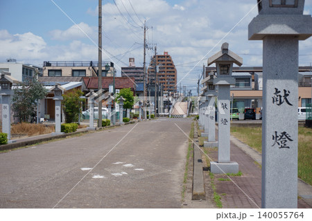 国府宮神社　灯籠が並ぶ参道1 140055764