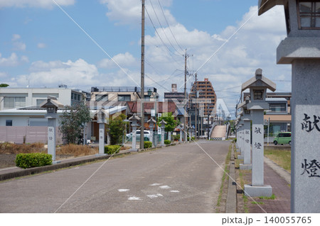 国府宮神社　灯籠が並ぶ参道2 140055765