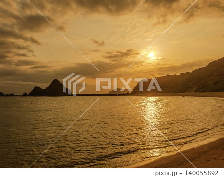 奄美大島 加計呂麻島 西阿室集落の夕日 奄美大島 加計呂麻島 西阿室集落の夕日 140055892