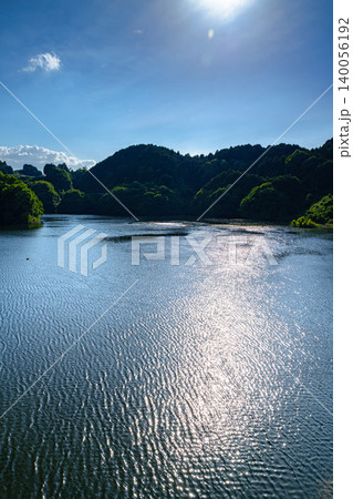 初夏の布目ダム 満水の湖面に映し出された美しい光の道 初夏の布目ダム 満水の湖面に映し出された美しい光の道 140056192