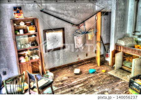 廃墟となった部屋と残された生活用品の風景 廃墟となった部屋と残された生活用品の風景 140056237