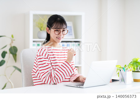 オフィスで働く若い女性 オフィスで働く若い女性 140056373
