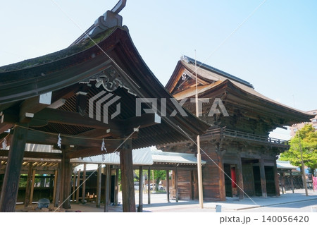 国府宮神社　手水舎と楼門 140056420